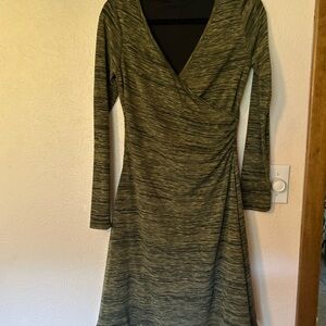 Elegant Green Long-Sleeve Dress